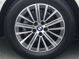 BMW純正17インチホイール。洗練されたデザインで、足元の個性を引き立てます。