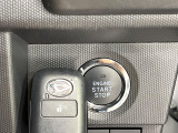 【キーフリーシステム】カバンやポケットに入れたままでもドアの施錠・解錠が可能なスマートキーを装備。エンジンのオン・オフ時もカギを取り出す必要が無いからとっても便利です♪