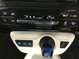 左右独立温度コントロールフルオートエアコンです。運転席、助手席それぞれで独立して温度設定ができます。冷え性の方が乗っても安心ですね♪