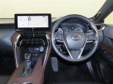 整然と纏められた操作性の良いスイッチ類。