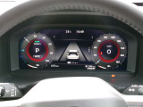 メーター中央に、様々な車両情報を表示してくれる、ディスプレイがついています。