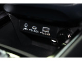 小物の収納に便利なセンタートレイには携帯等のデバイスの充電可能なUSB出力電源付です。