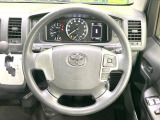 インテリアに合わせたデザインのステアリングは、運転される方のことも考え、運転しやすい形状、大きさです。是非一度、実際に触ってお確かめください。