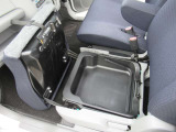 助手席下には便利な収納スペースがあります♪♪ 車検証など入れておく場所にもなりますので、グローブボックスを犠牲にする事が減ります♪♪