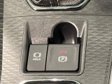 指先だけで簡単に操作が可能な電動パーキングブレーキを採用。「HOLD」スイッチを押すと、渋滞や信号待ちなどでブレーキペダルから足を離しても、ブレーキを保持するので安心です