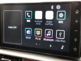 Bluetooth(ブルートゥース)接続機能付き。スマートフォンなどからお気に入りの音楽をワイヤレス再生できます。ドライブがさらに楽しくなりますね。
