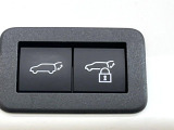【パワーバックドア】スマートキーや運転席のボタンを押すだけでリアゲートが自動で開閉します!荷物を持っている時や、高い位置にあるバックドアを閉める際に便利な機能です♪