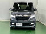 LEDヘッドライトを装備しています。LEDヘッドライトはとても明るく、雨の日や夜間走行も安全・安心です。オートライトコントロール付きで周囲の明るさに応じて自動で点灯・消灯します