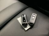 家族やパートナーと個別に持てるため、貸し借りの手間がなくスムーズに乗車できます。また、メインキーを自宅に置いたまま、もう一方をサブとして常に鞄に入れておけるため、持ち出し忘れを防げる点も便利です。