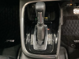 「e:HEV」は、モーター走行を中心にしながら電気エネルギーやエンジン動力を最も効率よく使い分けることができる賢いハイブリッドシステムです。サイドブレーキはスイッチ操作の電子制御パーキングブレーキです