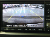 バックカメラの画像です。ガイドラインがスムースな車庫入れをサポートいたします。車庫入れの安心感がアップしますね。