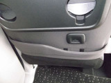 後席用のUSB電源ポートは助手席側に装備。 下部にはポケットを装備です。