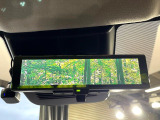 【インテリジェントルームミラー】後席の大きな荷物や同乗者で後方が確認しづらい時でも安心!カメラが撮影した車両後方の映像をルームミラー内に表示。クリアな視界で状況の確認が可能です!