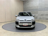 お車購入のポイントとなるフロントマスクです!シャープな目つきが印象的なデザインのヘッドランプです。