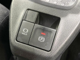 【電動パーキングブレーキ】パーキングブレーキは便利な電動式!ボタン一つで操作でき、アクセルを踏めば自動で解除されます♪レバーやペダルが無いので運転席廻りもすっきりしますね♪