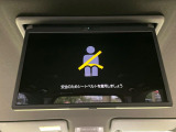 【13.2型有機ELフリップダウン】三列目からでも迫力のエンタメが観れる大画面フリップダウン。有機ELのモニターでは、一般的なフリップダウンよりも高コントラストでキレイな映像を楽しめます。