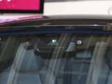 【プリクラッシュセーフティシステム】ミリ波レーダーと単眼カメラを併用したセンサーで前方の車両と昼夜歩行者・自転車/昼間自動二輪車を検知し、それに基づく統合的な制御により、事故の回避や衝突被害の軽減を
