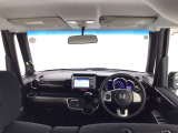 【前方視界】開放的な前方視界!運転がしやすく疲れにくいです♪窓が大きく、見通しがとっても良いおクルマですよ♪
