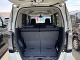 後部座席に座れる状態でも荷室はこれだけの広さがあるのでお出かけやお買い物にも重宝します。ついつい買い物しすぎても安心ですね♪