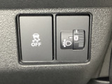 ハンドルの右側にはヘッドライトレベライザーとVSA(ABS+TCS+横滑り抑制)の解除スイッチがついています。ヘッドライトレベライザーは道路状況や積荷の加重に応じてライトの高さを調節できます。