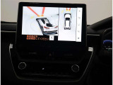 サイドクリアランスビュー表示中に、旋回時の運転操作に合わせて自動で車両を斜め後方から見たような映像を表示。