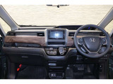 操作性に優れた運転席となります!小物入れや各ボタンの配置にこだわり、使いやすいです!座り心地もよく視認性も良好なのでロングドライブもお任せ下さい!