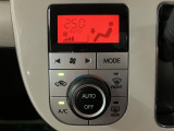 オートエアコン装備しています☆温度に設定をして頂くだけで冷房と暖房に切り替えや風向も自動で切り替えをしますよ!!