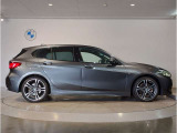 【BMWの伝統-3】BMWのお車は、&ldquo;駆け抜ける歓び&rdquo;を体現しております。走行の安定性とコーナリングの良さを追求し、思い通りにハンドルの操作可能です。