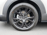 18インチ純正アルミホイールを装備。タイヤサイズは215/55R18となります。