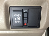 左側電動スライドドアは運転席からでも操作ができるように、ハンドル付近に開閉の操作スイッチが付いています。