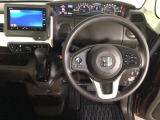 【ハンドル】運転にかかわる様々な操作を安全に行えるように視点移動が少なく操作性に配慮されたスイッチ類が凝縮されたコックピットです。