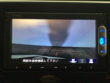 【バックカメラ】運転が苦手な方も車庫入れラクラクです!ギアをリバースに入れれば自動的に切り換わりますので、面倒な操作は不要です♪狭い駐車場もお車を傷つけず安心ですね!