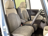 【前席】充分な広さを確保した、快適な前席!インテリアカラーも落ち着いたお色です♪センターアームレストも付いて、リラックスした姿勢で運転していただけます♪