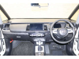 操作性に優れた運転席となります!小物入れや各ボタンの配置にこだわり、使いやすいです!座り心地もよく視認性も良好なのでロングドライブもお任せ下さい!