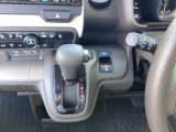 インパネシフトだから視線の移動も少なく足元もスッキリ♪運転席もゆったりしているのでゆとりを持ってドライブできますね!