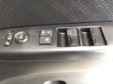 運転席のスイッチで全てのウィンドウの開閉操作を行うことができます。ロックボタンをONにしておくと、運転席以外のウィンドウは作動しないのでお子様を乗せているときなども安心ですね♪