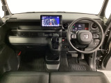車内は光触媒抗菌消臭施工済です。スタイリッシュなデザインでスポーティなインパネ周りを演出します。グローブボックスやカップホルダーのほかにトレーなどたくさんの収納スペースが付いています。