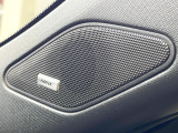 【BOSEサウンドシステム】メーカーオプションの高品位サウンドシステムを搭載。専用のチューニングが施された大小様々なスピーカーから良質なサウンドが奏でられ、臨場感あふれる音響空間を演出します。