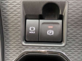HOLD機能付きの電動パーキングブレーキ。HOLD機能を使用すると、信号待ちなどでフットブレーキから足を放しても、車は動かずそのまま停車してくれます。ドライブなど足が疲れた時には便利な機能です。