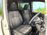 運転席まわりには十分なスペースがあり、大柄な方でもゆったり運転していただける環境です。