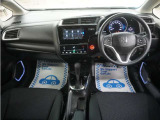 運転にかかわる様々な操作を安全に行えるように視点移動が少なく、操作性に配慮されたスイッチ類が凝縮されたコクピットです。