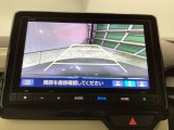 【リアカメラ】後方の距離感や障害物を、モニター越しにそっと教えてくれる機能です。見えにくい場所を確認できる安心感が、落ち着いたハンドル操作を支えます。