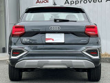 Audiのリヤディフューザーは、車両の後方での空気の流れを整え、乱流を減少させることで、走行安定性を向上させます。またスポーティで洗練された外観を提供し、全体のスタイルに一体感を持たせます。