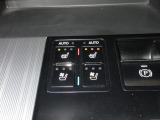 運転席と助手席にはシートヒーター&シートエアコンがついています。季節によって座面をあたたかくしたり、涼しくしたり、ドライブをさらに快適にしてくれます。3段階に温度設定が可能です。
