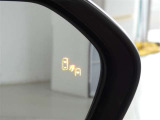 【BSM(ブラインドスポットモニター)】・・・隣の車線を走る車両をレーダーで感知。車両を感知するとドアミラーに搭載されたLEDインジケーターが点灯。
