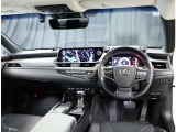 デザインもよく、居心地のよい運転席ですね。分かりやすいスイッチ類ですから操作もしやすく運転をサポートします。