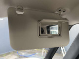 【室内装備品 サンバイザー】前方からの日差しを防ぐ時は、下に下げて使います.横からの日差しは、下に下げてフックを外して横にして使います.鏡も付いて、身だしなみチェックも出来ます.