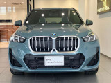 【BMWの伝統-1】BMWの特徴的な&ldquo;キドニーグリル&rdquo;は、80年以上続く伝統の形でございます。変わらないこだわりのデザインが、プレミアムブランド&ldquo;BMW&rdquo;を創り出します。