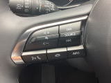 左側のステアリングスイッチで運転中でも音量の調整や電話の応答も対応可能です。