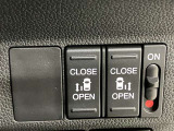 両側パワースライドドアを採用しており、運転席から簡単に開閉操作が可能です。駐車場や狭い場所でも扱いやすく、乗車時・降車時の負担を軽減します。